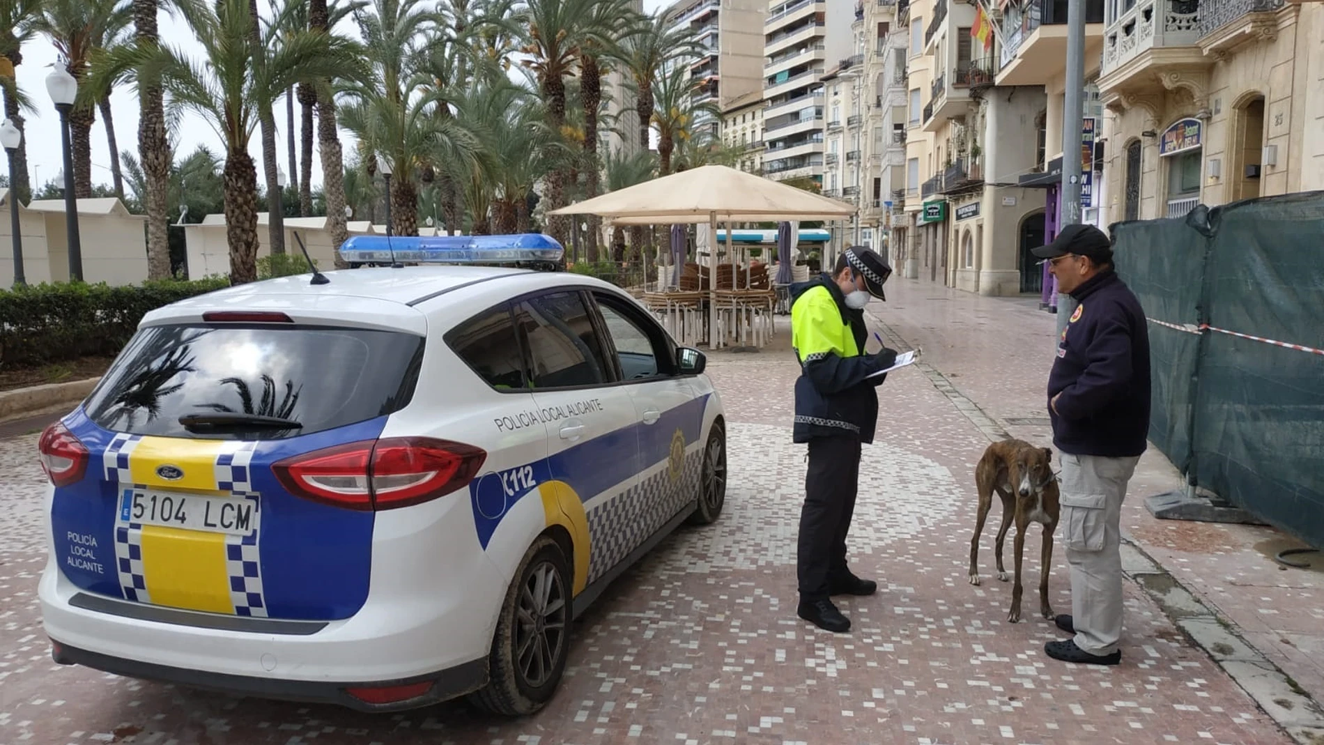 Coronavirus.- La Policía Local de Alicante controlará el tiempo de paseo de las mascotas