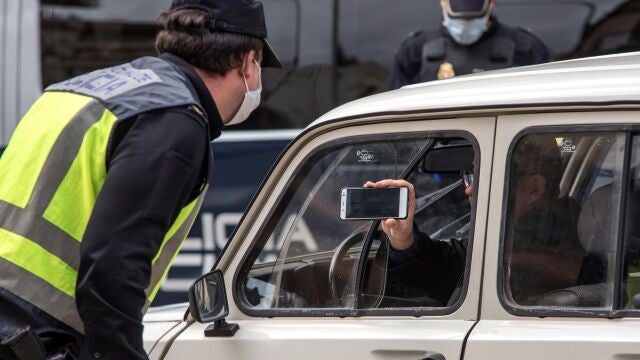 Agentes de la Policía Nacional realizan un control de tráfico con motivo del confinamiento decretado por el Estado