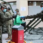 Soldados del Mando de Ingenieros de Salamanca del Ejército de Tierra ultiman los preparativos de un hospital provisional en las inmediaciones del Hospital Gregorio Marañón, en Madrid