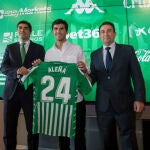 Carles Aleñá en su presentación con el Real Betis.