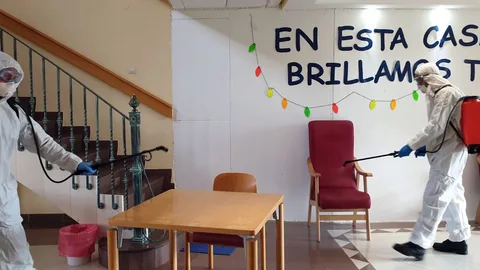 Militares de la UME desinfectan una residencia de mayores en Burgos