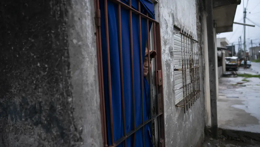 Un hombre en el barrio de Jose Leon Suarez, en Buenos Aires