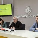 El alcalde de València, Joan Ribó, y los vicealcaldes, Sandra Gómez y Sergi Campillo, en la rueda de prensa posterior a la Comisión de Seguimiento del Covid-19.