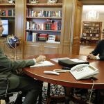 El Rey Felipe VI (i) durante la reunión en el Palacio de la Zarzuela que ha mantenido con el ministro de Sanidad, Salvador Illa, para tratar la situación del coronavirus en el país en la tercera semana de confinamiento, en Madrid, (España), a 31 de marzo de 2020.31 MARZO 2020;SALVADOR ILLA;SANIDAD;FELIPE VI;ZARZUELACasa de S.M. el Rey31/03/2020