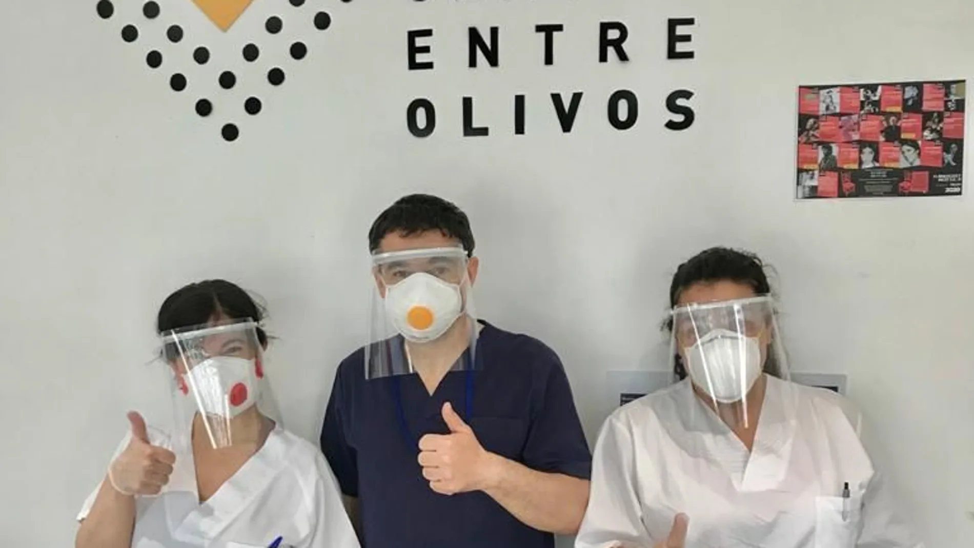 Personal del Centro Entre Olivos con material de protección contra el coronavirus