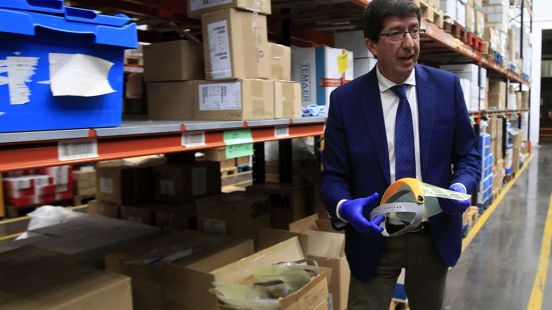 Juan Marín en el centro de distribución de mascarillas ubicado en el puerto de Sevilla