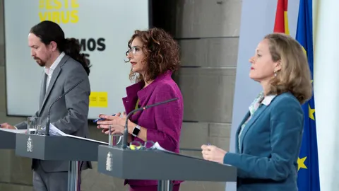 El vicepresidente de Derechos Sociales, Pablo Iglesias, la portavoz del Gobierno y ministra de Hacienda, María Jesús Montero, y la vicepresidenta de Asuntos Económicos y Transformación Digital, Nadia Calviño, durante una rueda de prensa