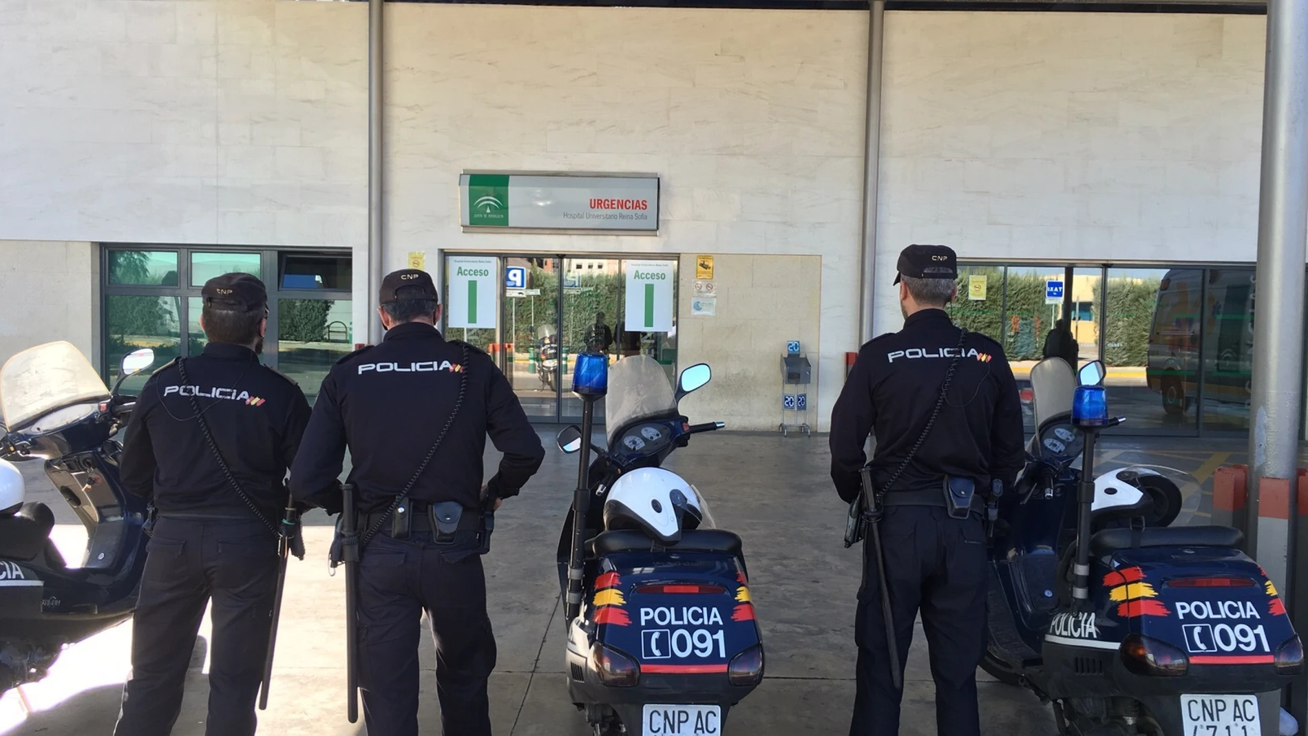 Córdoba.- Coronavirus.- Detenido un varón al intentar golpear a un policía y denunciados seis vecinos reunidos en azotea