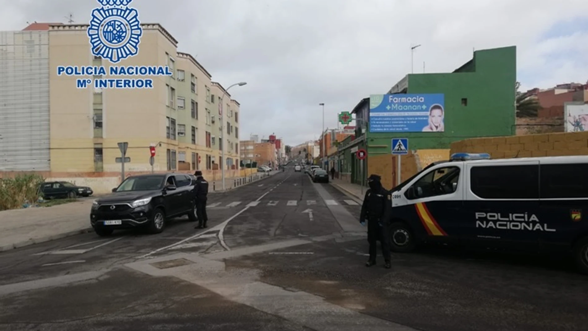 Sucesos.- Coronavirus.- Vecinos apedrean a policías en Melilla cuando detenían a un joven por incumplir el confinamiento