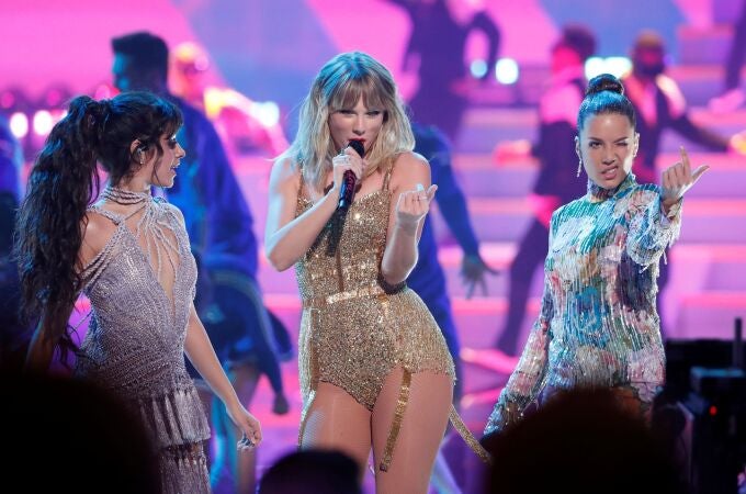 FILE PHOTO: 2019 American Music Awards - Show - Los Angeles, California, U.S., November 24, 2019 - Camila Cabello, Taylor Swift and Halsey perform. REUTERS/Mario Anzuoni/File Photo