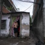 Un hombre toma mate en su casa, a las afueras de Buenos Aires