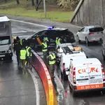 Varios militares del ejército y policías nacionales efectúan un control de tráfico en la carretera de Alcobendas (Madrid)