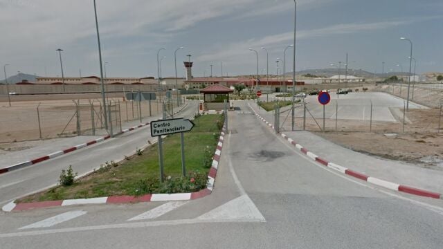 Acceso a la prisión de Villena