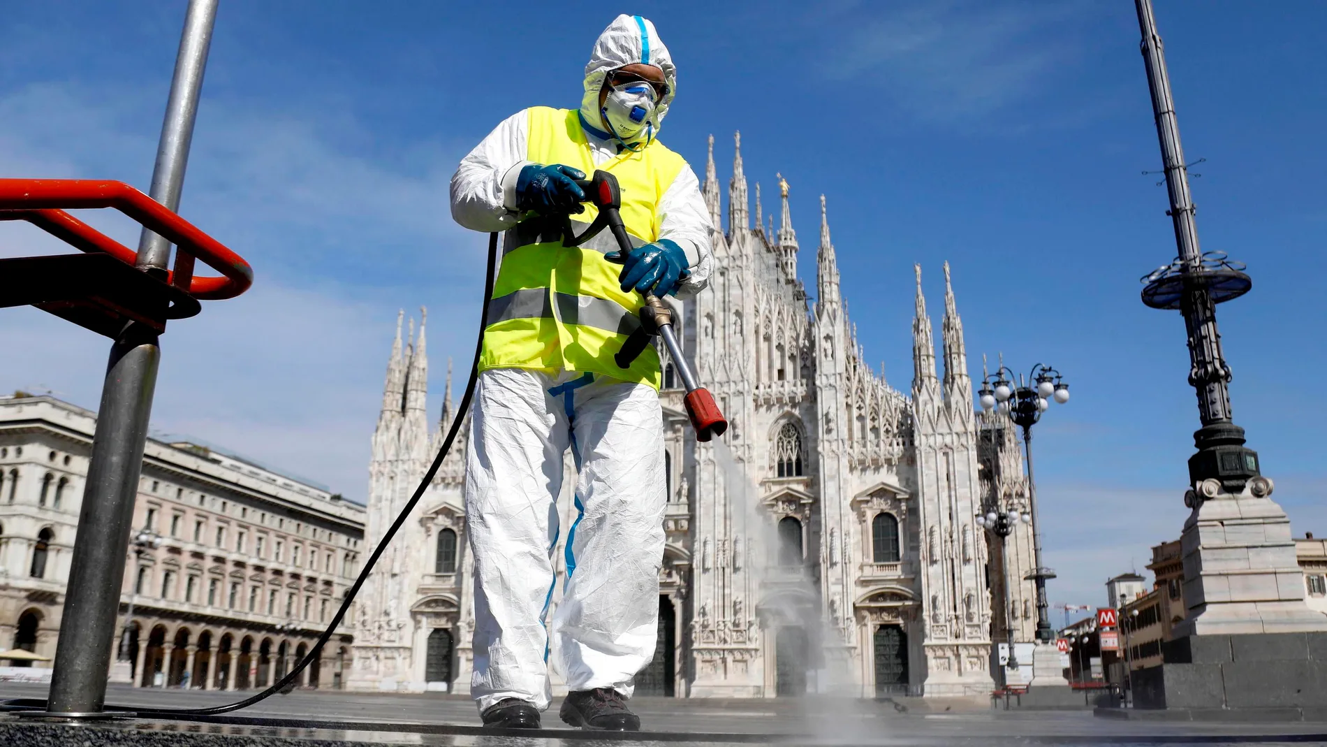 Sanitarios limpian y desinfectan la plaza del Duomo en Milán