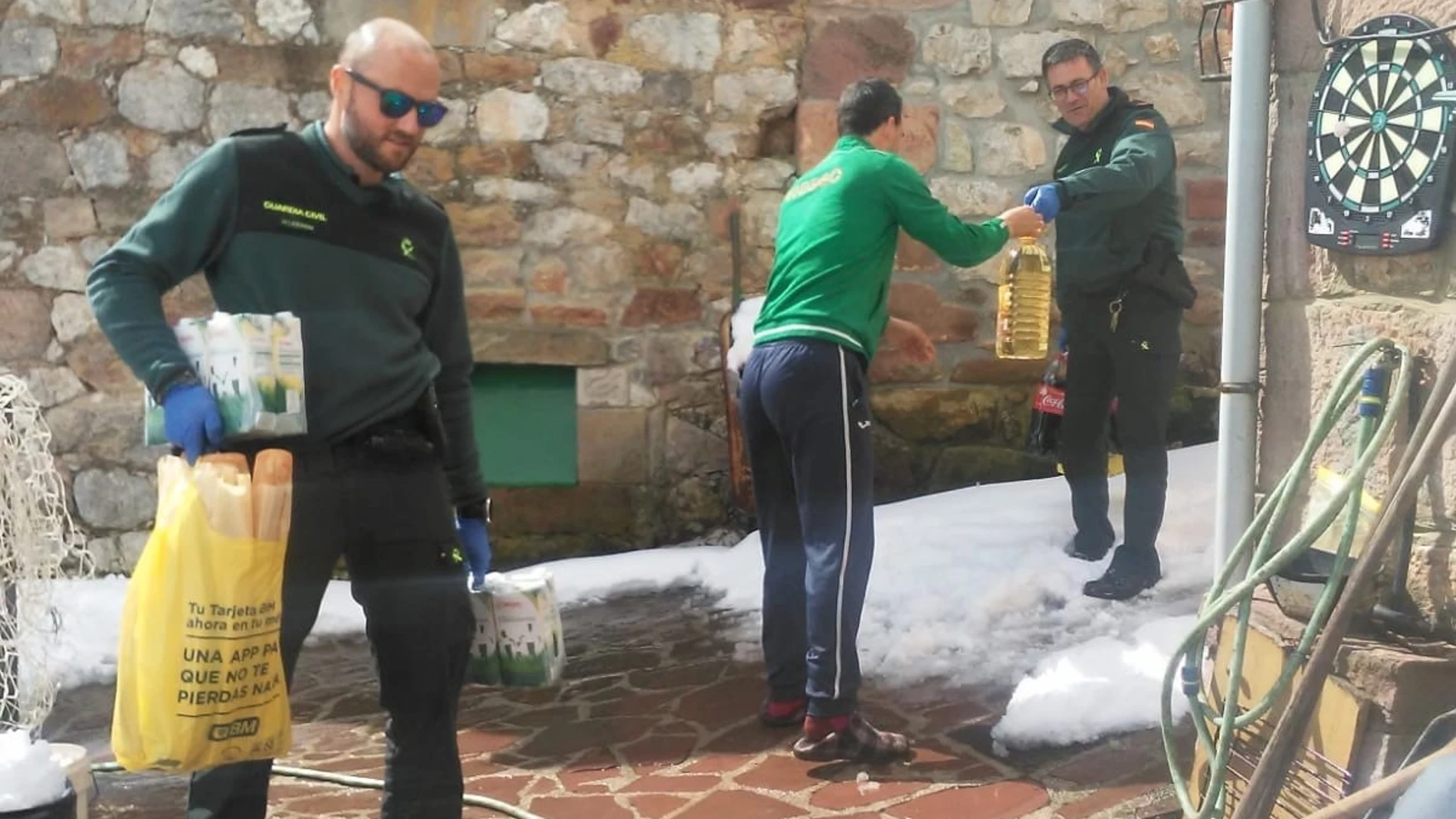 La Guardia Civil da atención a vecinos incomunicados por la nieve en Picos de Europa