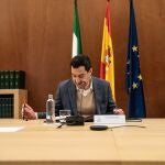 El presidente de la Junta de Andalucía, Juanma Moreno, en una reunión del gabinete de crisis por el coronavirus
