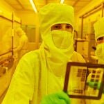 Investigadores en uno de los laboratorios de CIC nanoGUNE