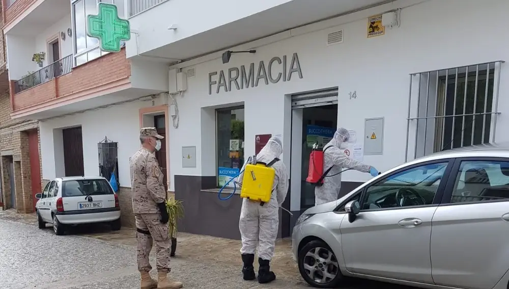 Infantes de Marina en labores de desinfección en un municipio de Cádiz