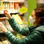Una clienta hace sus compras con mascarilla en un supermercado de Viena/REUTERS