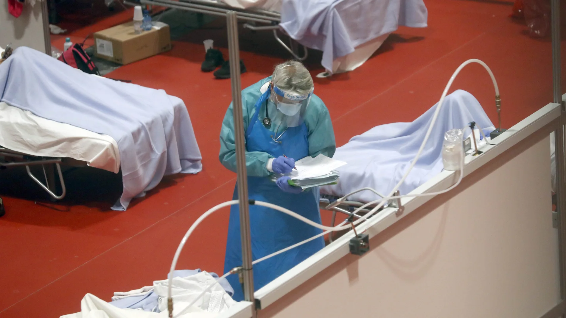 Personal sanitario trabaja en el pabellón 9 del centro de exposiciones Ifema, reconvertido en hospital temporal