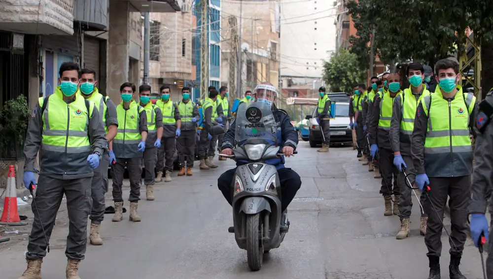 Voluntarios de la unidad sanitaria de Hizbulá durante un tour para los medios de comunicación en el sur de Beirut