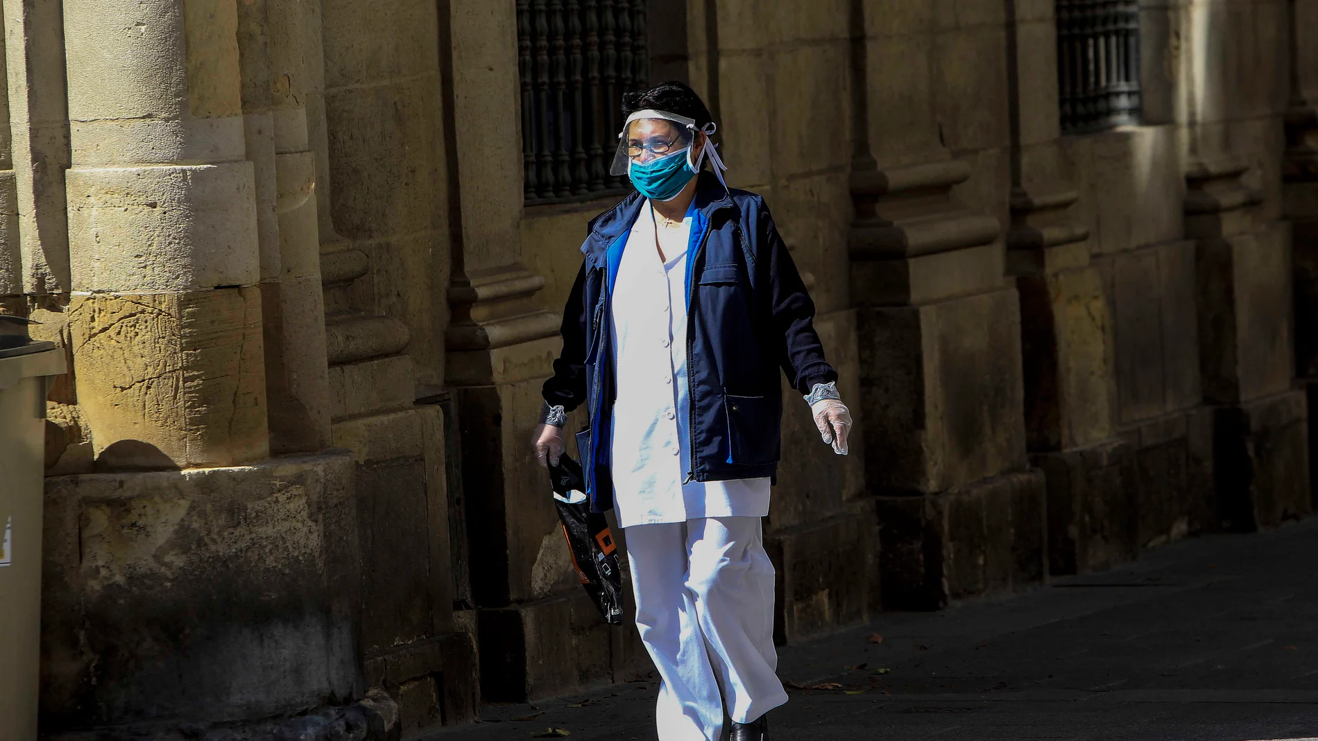 Una sanitaria por las calles de Sevilla