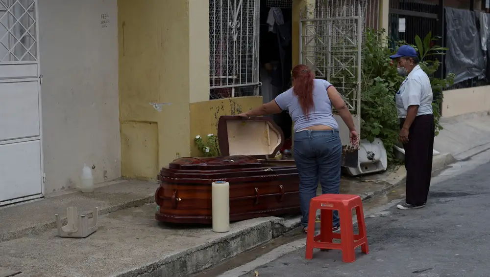 Una madre observa el féretro de su madre, que murió en casa el día anterior por coronavirus en Guayaquil, Ecuador