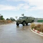 Un blindado del Ejército vigila el perímetro fronterizo en Melilla