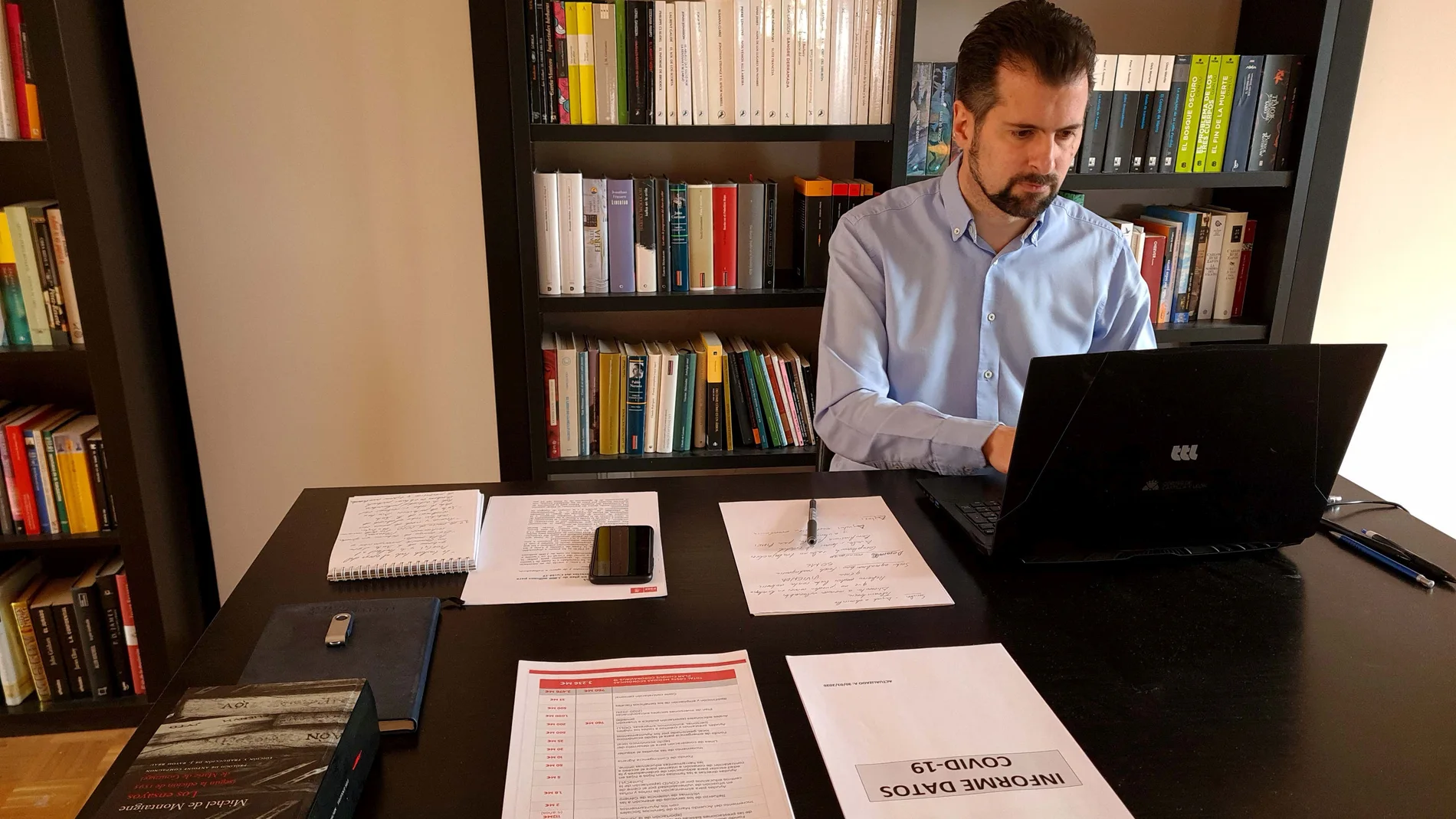 El secretario general del PSOE de Castilla y León, Luis Tudanca, trabajando en el despacho de su casa
