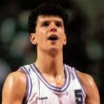 Petrovic, a punto de lanzar un tiro libre