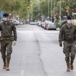 Dos militares del ejército de tierra patrullan esta tarde en la Avenida de la Fama, Murcia