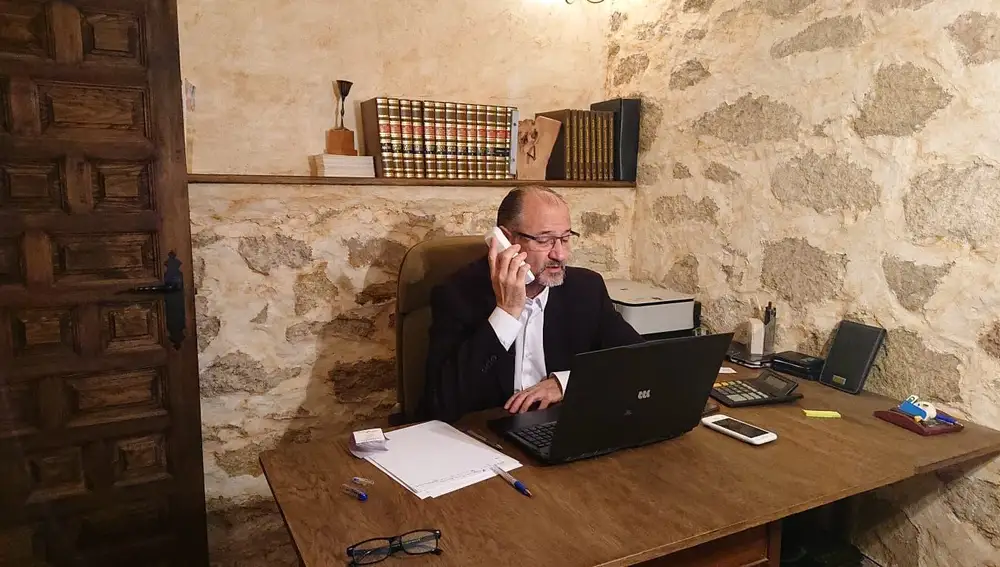 El presidente de las Cortes de Castilla y León, Luis Fuentes, trabajando desde su casa por la cuarentena