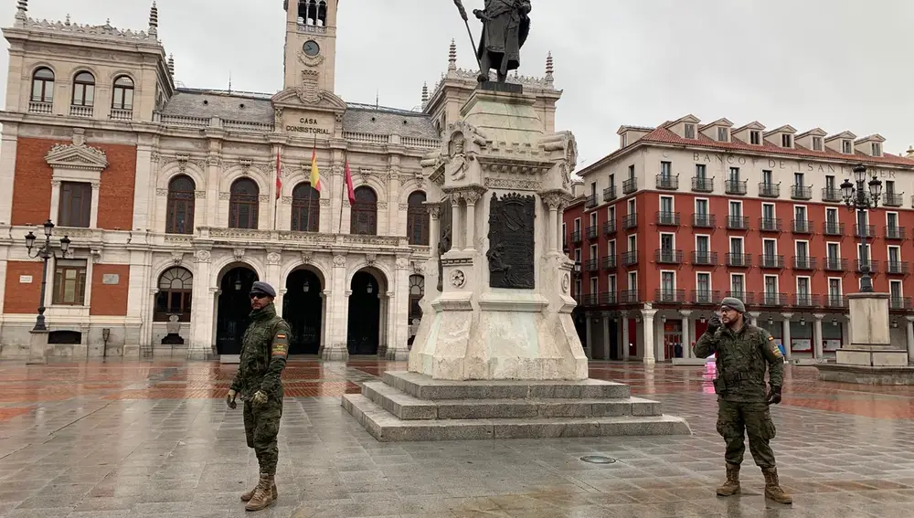 Tareas de vigilancia del Ejército en la Plaza Mayor de Valladolid