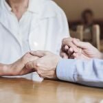 Manos de una anciana y su cuidora