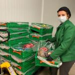 Una trabajadora de Mercadona con guantes y mascarilla de protección