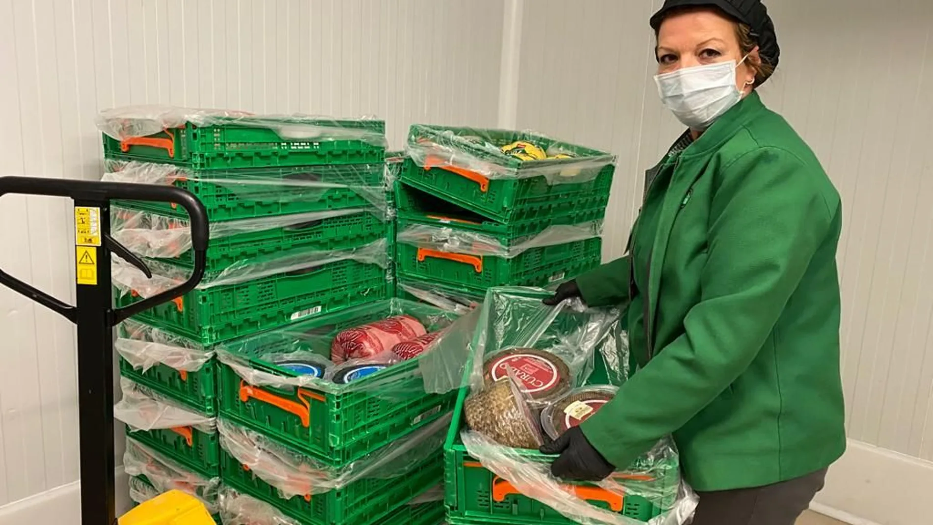 Una trabajadora de Mercadona con guantes y mascarilla de protección