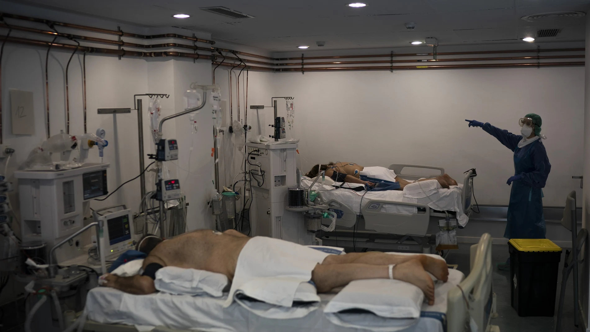 Pacientes en el Hospital Trias i Pujol boca abajo, una postura que les ayuda a respirar mejor y recuperarse (AP Photo/Felipe Dana)