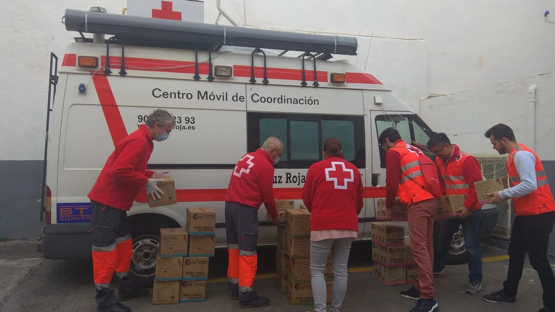 Almería.-Coronavirus.-Cruz Roja atiene a 2.000 personas con ayuda directa a alimentación e higiene con su plan de acción