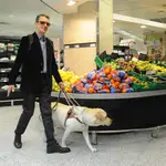 Un invidente en un supermercado con su perro