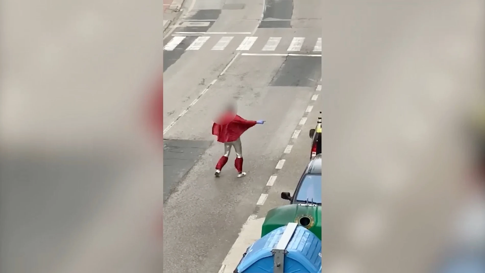Detenidos por cantar disfrazados en el medio de la calle