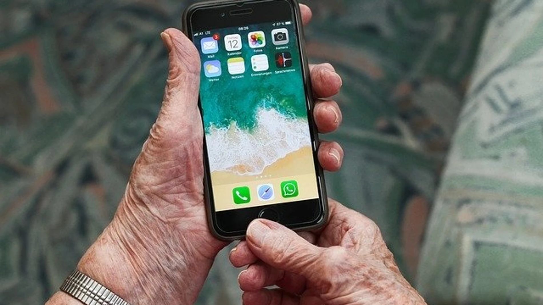 Las Naves de València pone en marcha 'Valuecare' con una app para reducir la soledad de los mayores