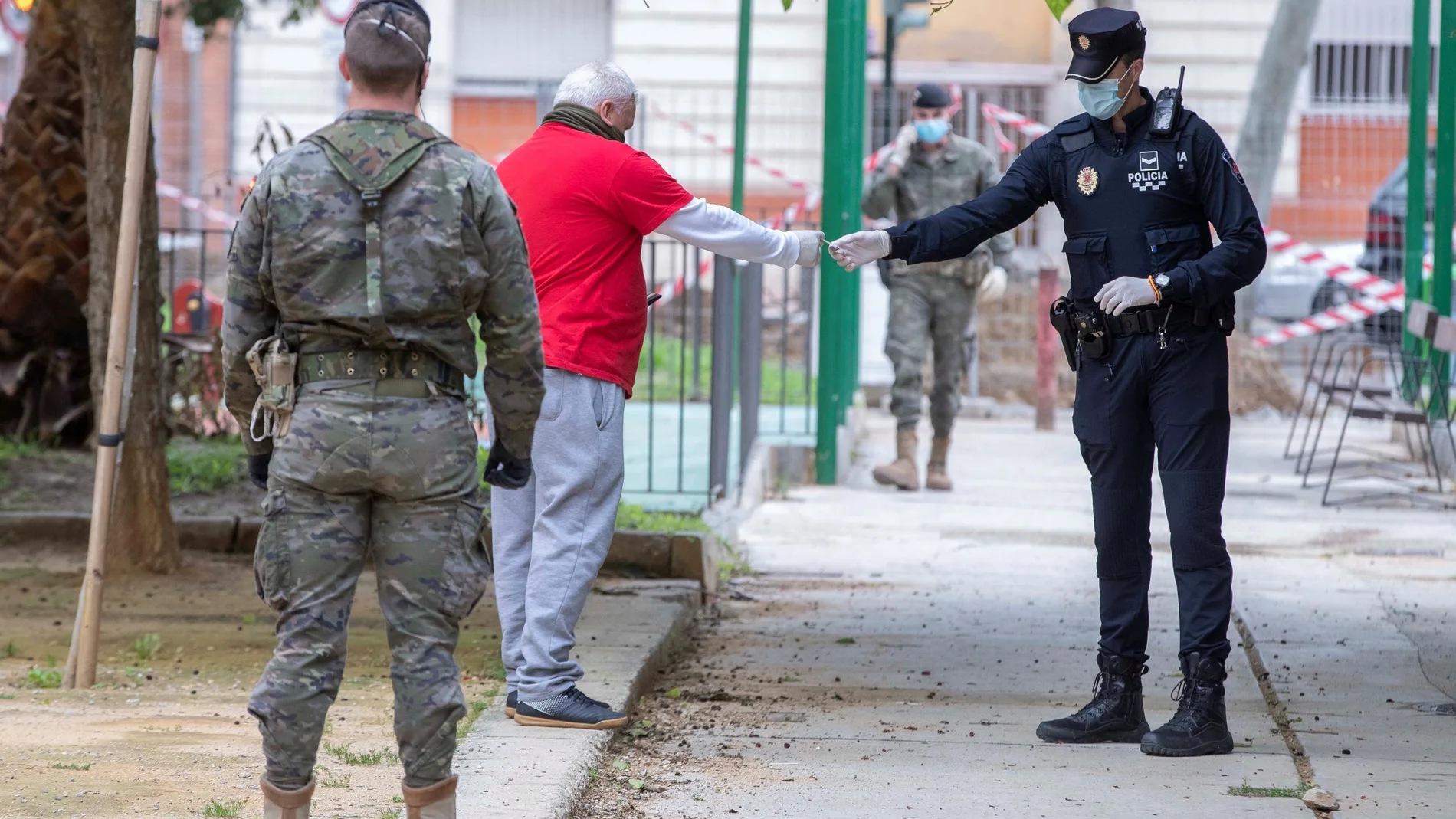 Patrulla callejera en Murcia durante el decimonoveno día de estado de alerta