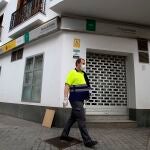 Un hombre pasando con mascarilla por una oficina del SAE en Sevilla