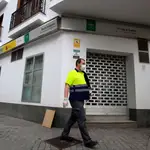 Un hombre pasando con mascarilla por una oficina del SAE en Sevilla