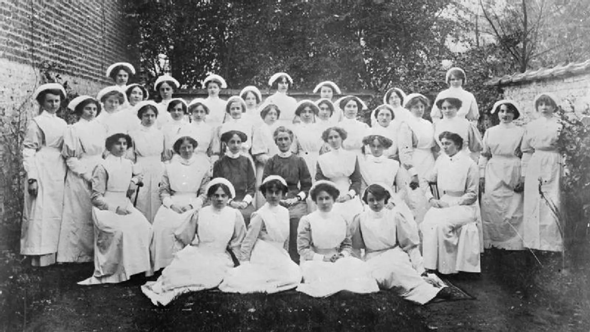 Edith Cavell (en el centro) con un grupo de estudiantes de enfermería de la escuela de Bruselas.