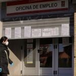 Una mujer pasa ante una oficina de empleo en Madrid