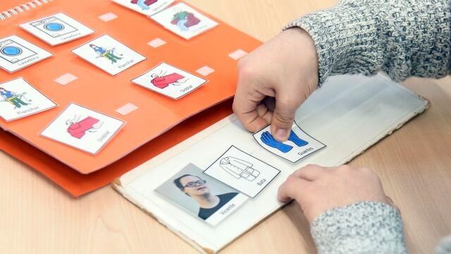 Miembros del colectivo Autismo Burgos durante su taller de empleo