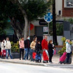 Personas hacen colas en los supermercados guardando las distancias marcadas por el Real Decreto por el Estado de Alarma del COVID-1 en Málaga
