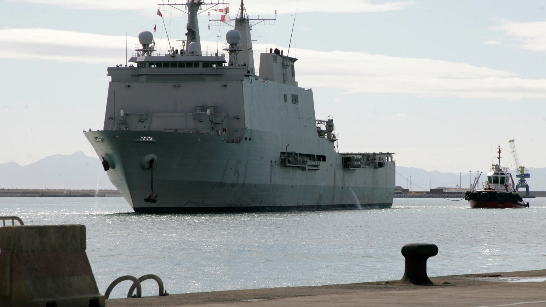El buque de asalto Anfibio Galicia atraca en Melilla para dar apoyo sanitario