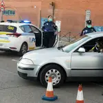 Control de la Policía Municipal para revisar que quien hace uso del automóvil particular esté autorizado para hacerlo.